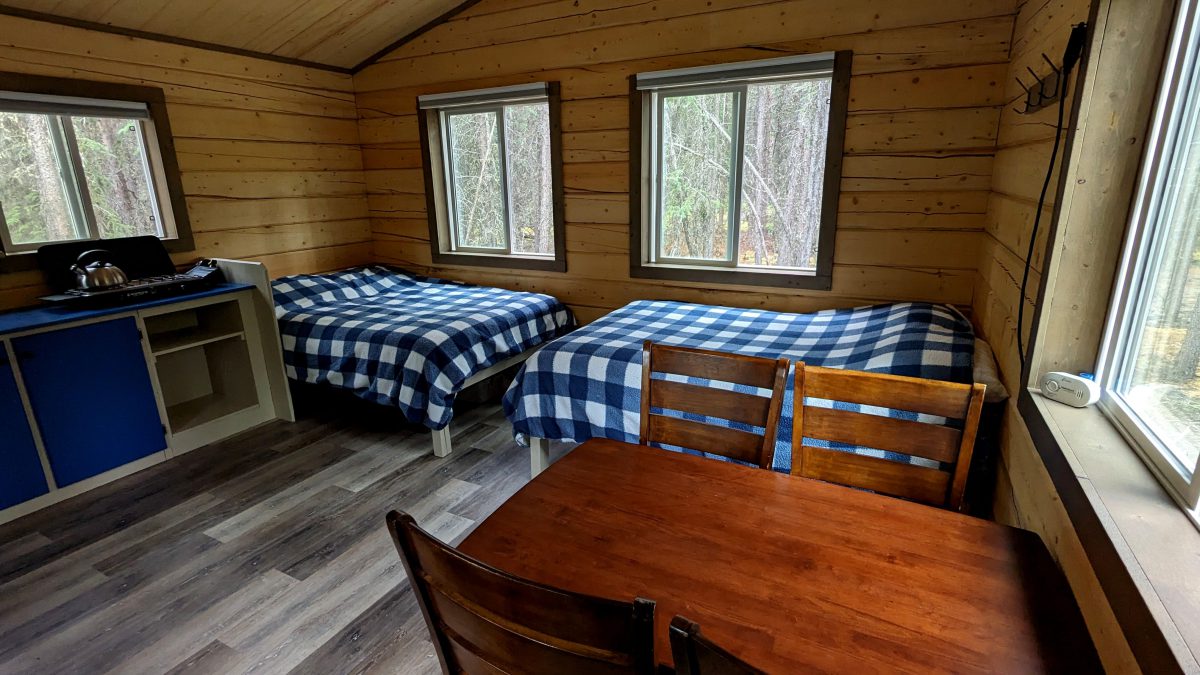 yukon-log-cabin-bedroom-dining-area