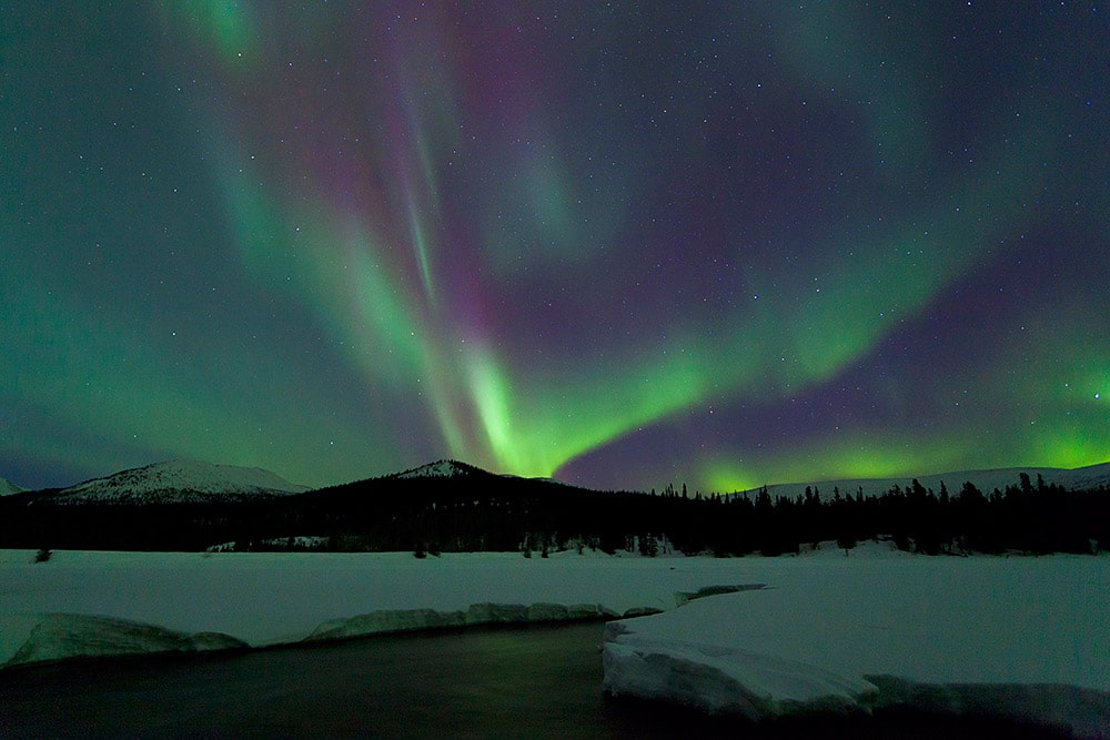 yukon-northern-lights-aurora-over-lake