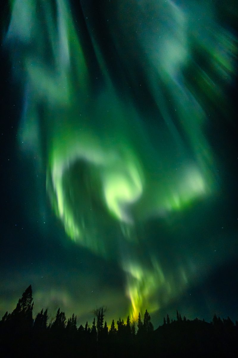 yukon-northern-lights-aurora-vertical-sky