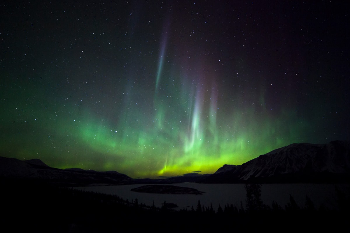 yukon-northern-lights-mountains-lake