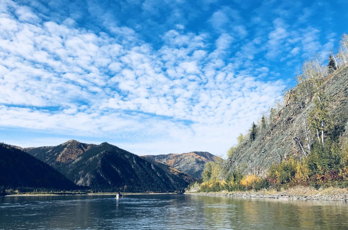 yukon-river-canoe-landscape-mountains