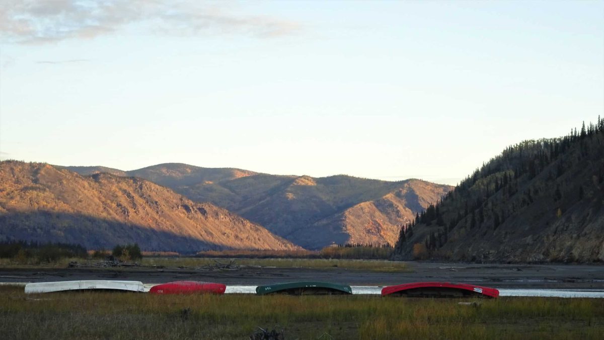 yukon-river-canoes-autumn-mountain-view-2